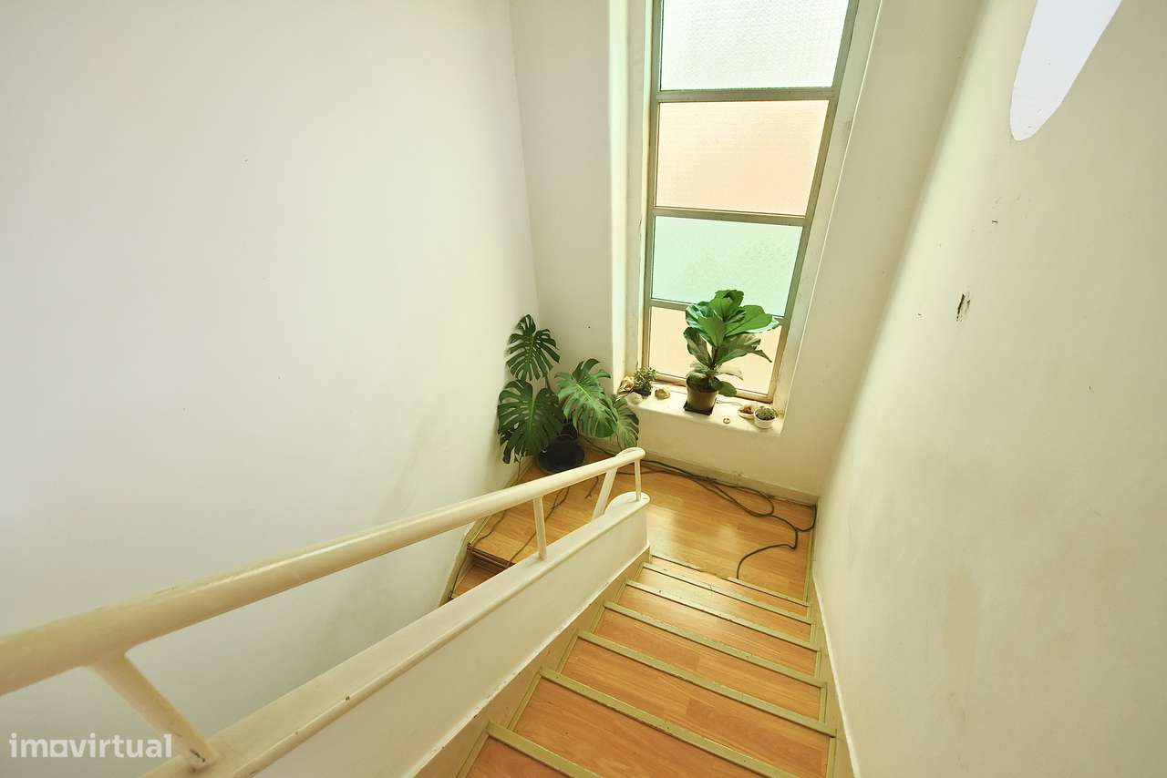 Moradia T4 Geminada com Excelente Espaço Exterior em Algueirão-29