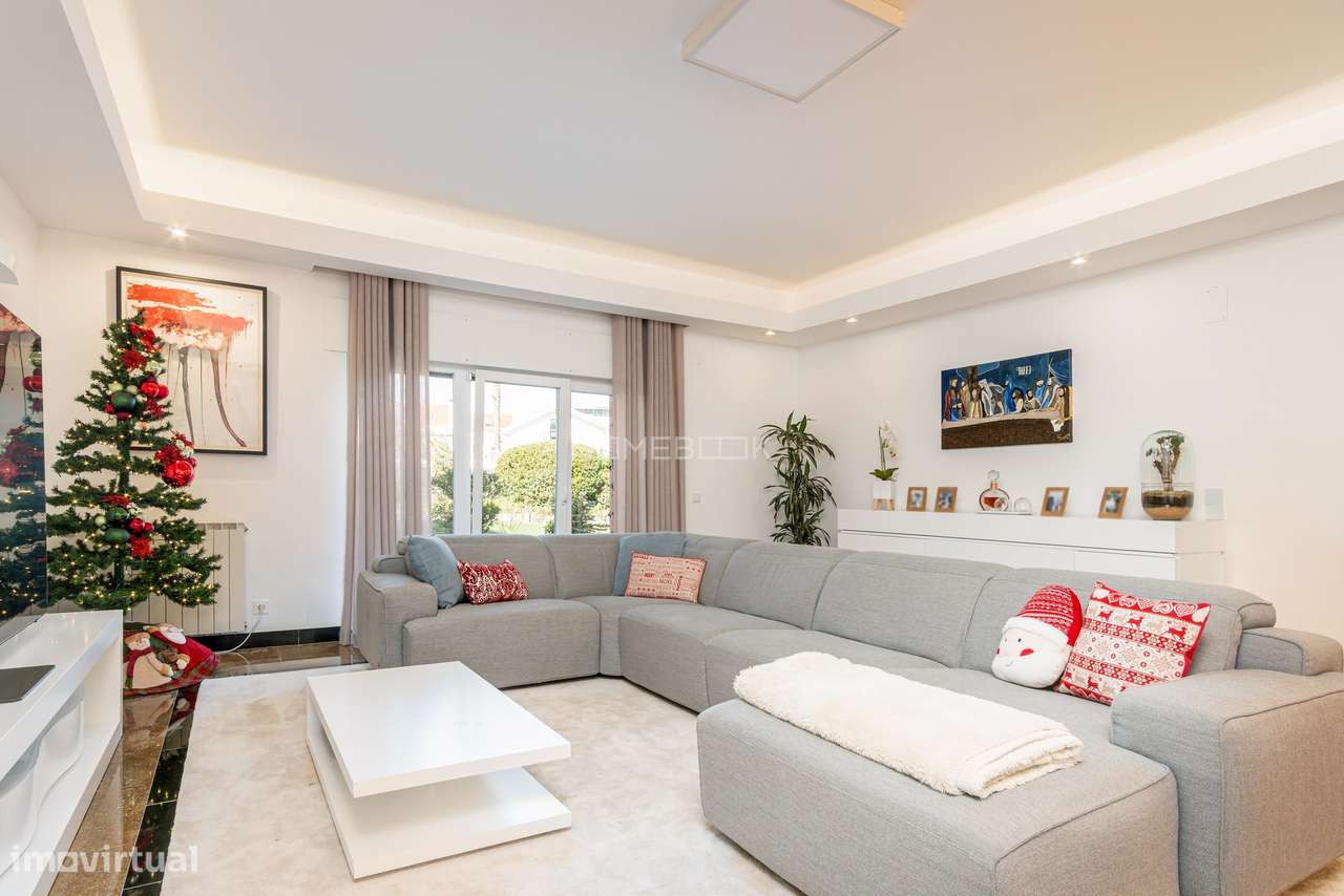 Moradia T5 renovada em condomínio fechado com piscinas, campo de ténis-9