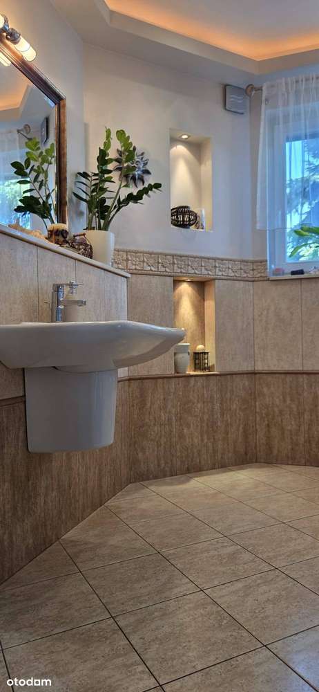 Otulony zielenią i słońcem DOM 216 m²-6 pokoi,2 łazienki,pralnia,GARAŻ-10