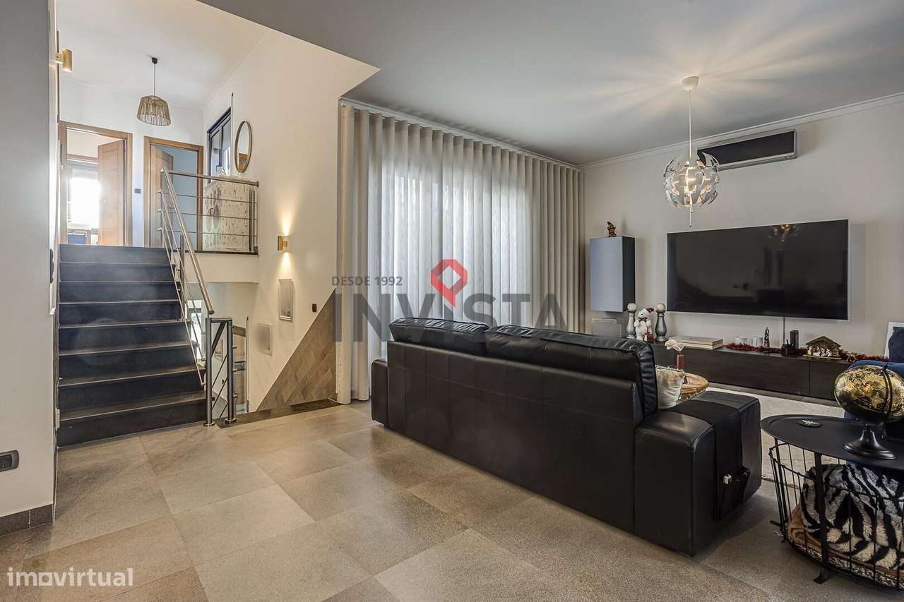 Moradia no Centro de Alverca com piscina-5