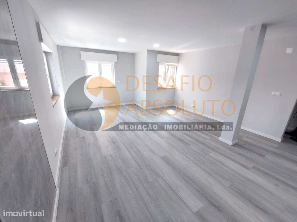 Apartamento T2 totalmente Remodelado c/ Arrecadação. Corroios-6