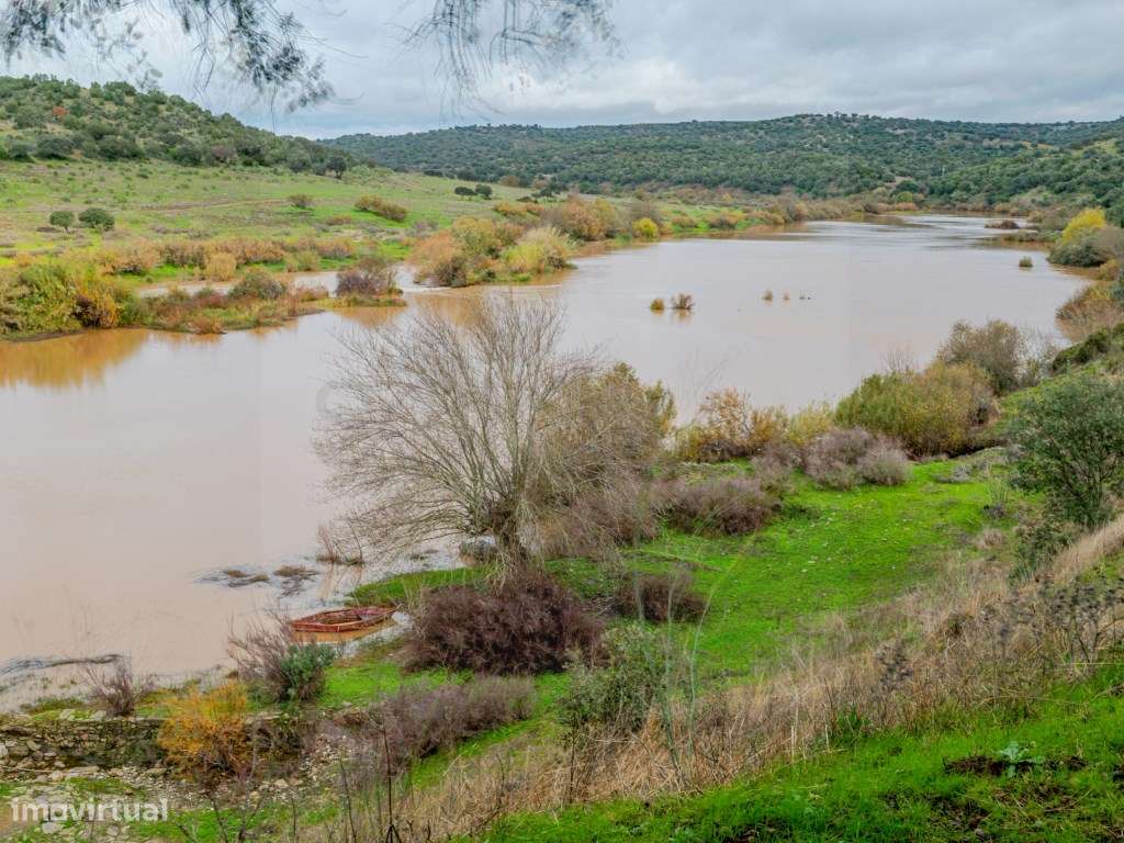 Quinta com quatro suítes e moínho, junto ao Rio Guadiana-13