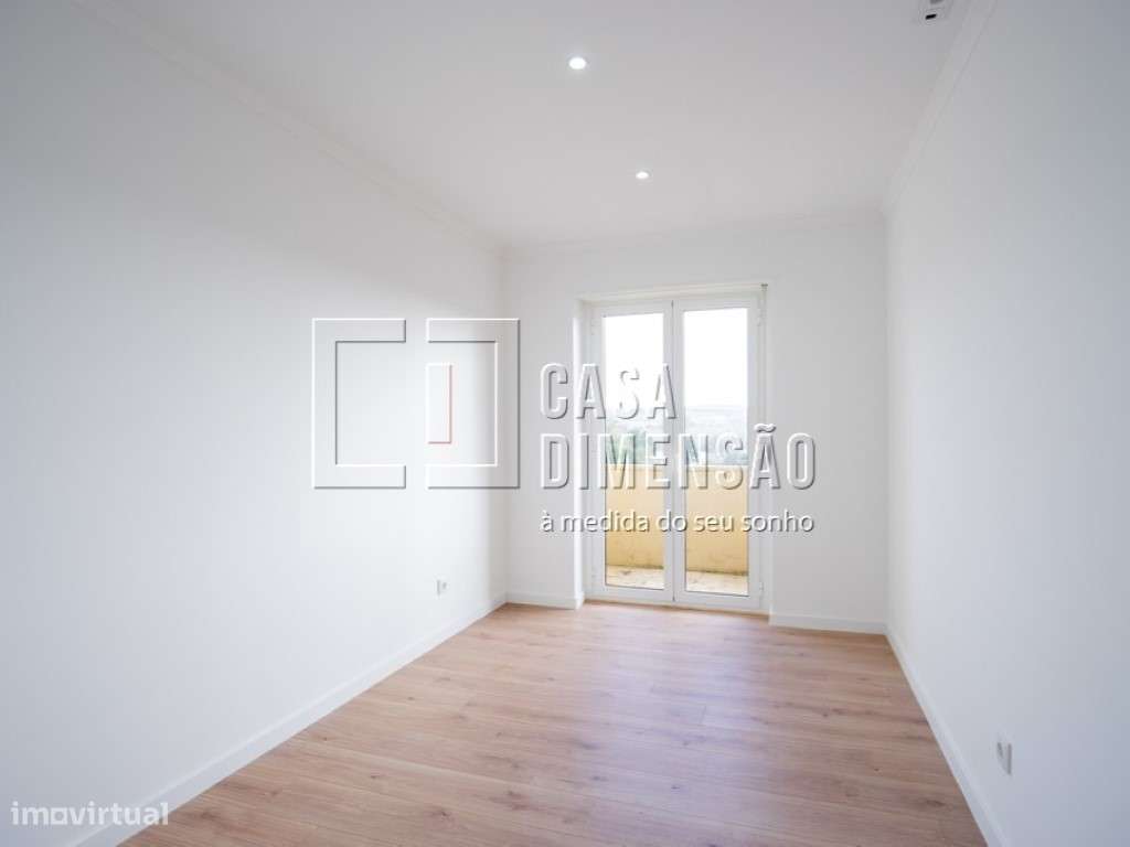 Apartamento T1, em fase de remodelação, Na Damaia!!-15