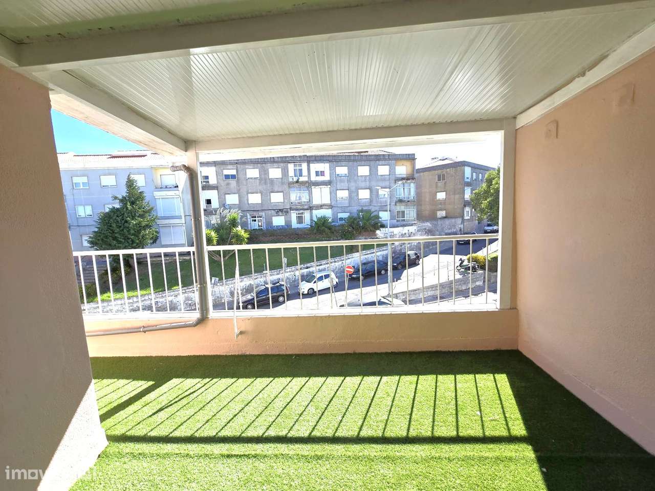 Apartamento T2 Remodelado com Varanda - Queluz-17