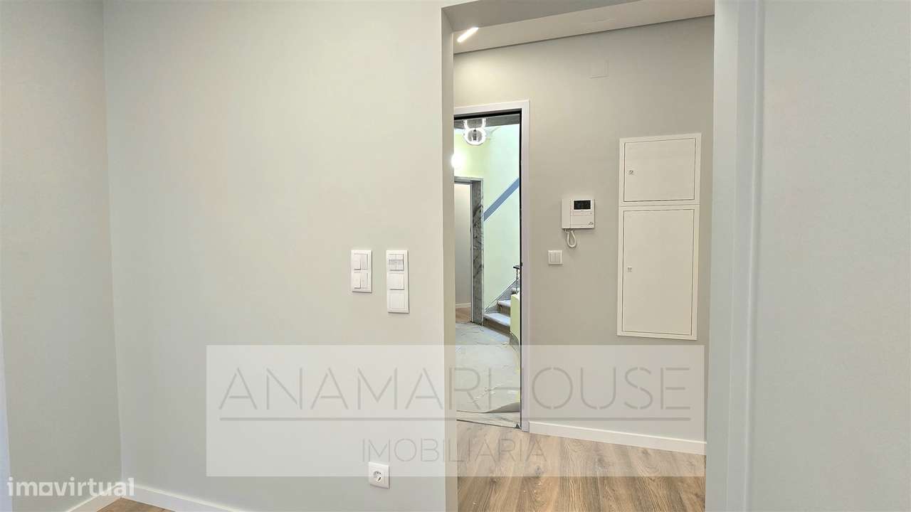 T2 Remodelado com varanda na Mina de Água, Amadora-6