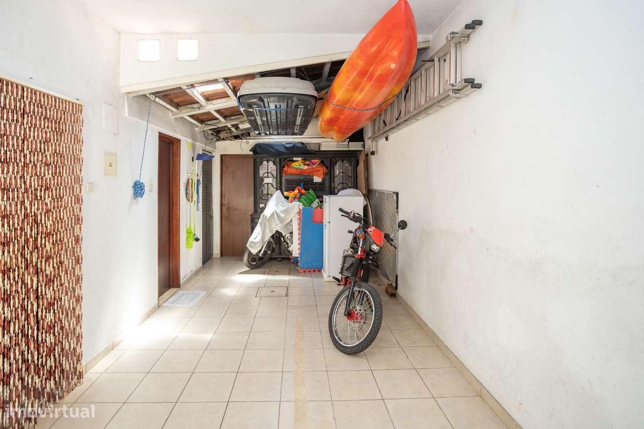 Moradia Geminada com Jardim, Cave e Garagem.-5