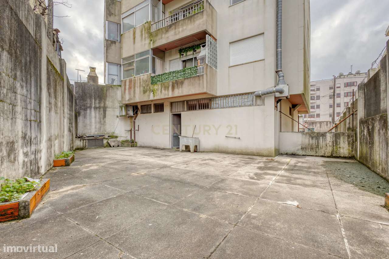 Loja com 136m2 Logradouro e Cave em Rio Tinto-14