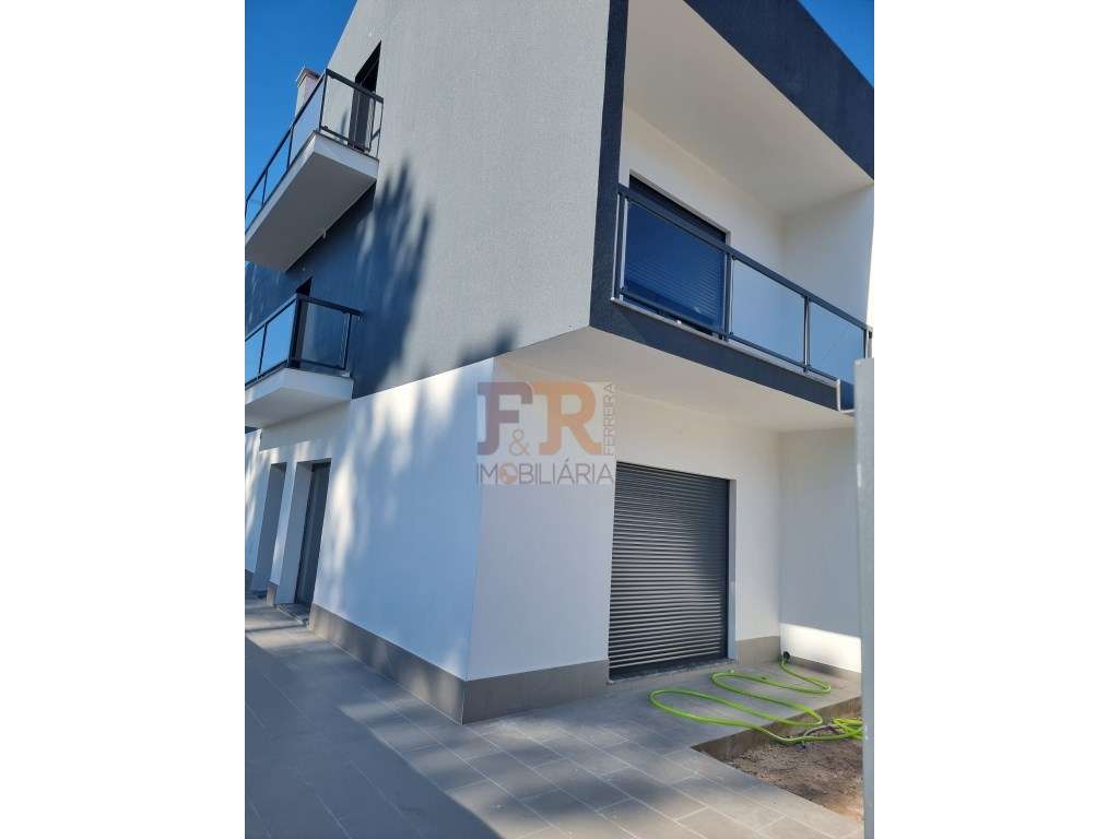 Moradia Geminada T3 com garagem e Terraço Quinta do Conde Sesimbra-49