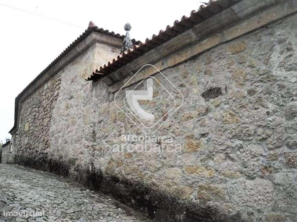 Casa do Sec XVII com capela, parcialmente recuperada. Aguiã, Arcos de - Grande imagem: 3/33