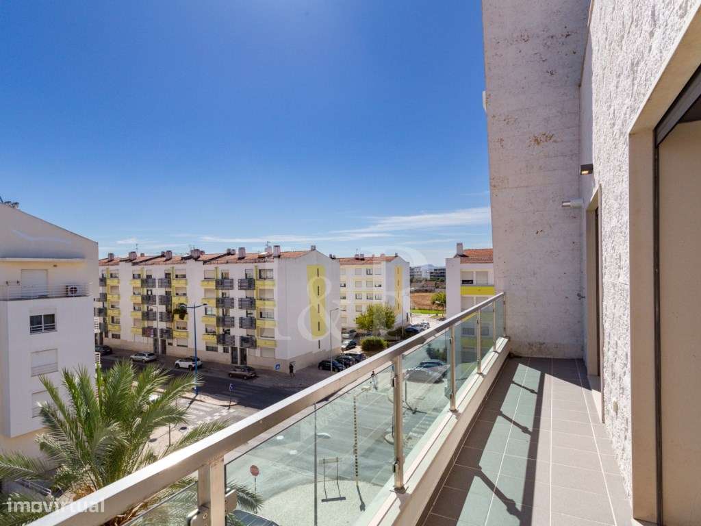 Apartamento T4 duplex com terraço e garagem no Montijo-38