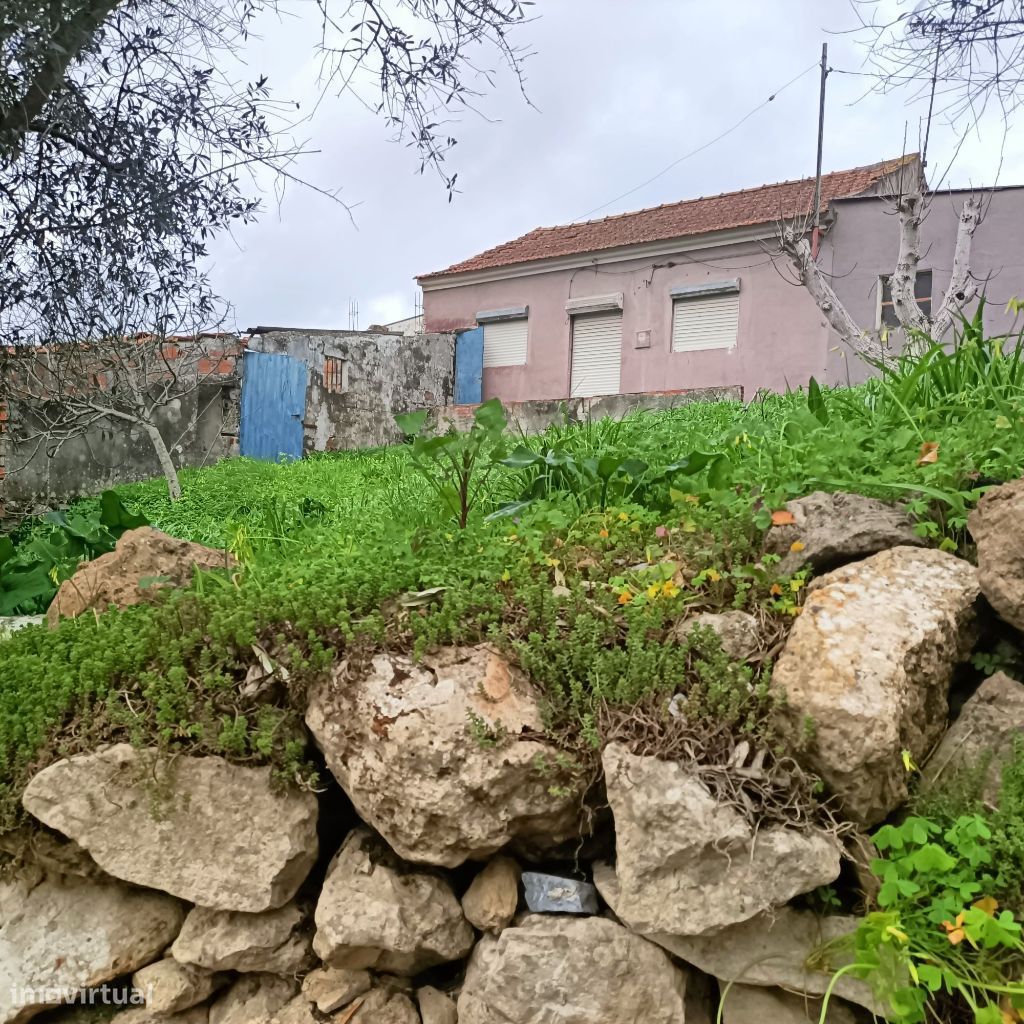 Moradia Com terreno Chiqueda -Alcobaça-para reconstruir