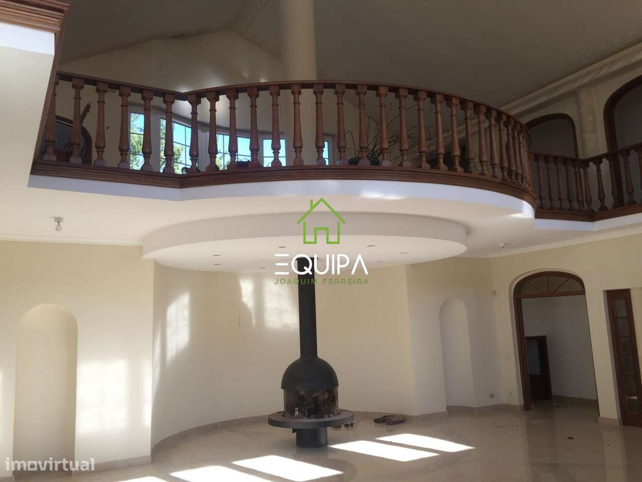 Moradia isolada T-7, na estrada nacional 117, em Belas, concelho de Si-6