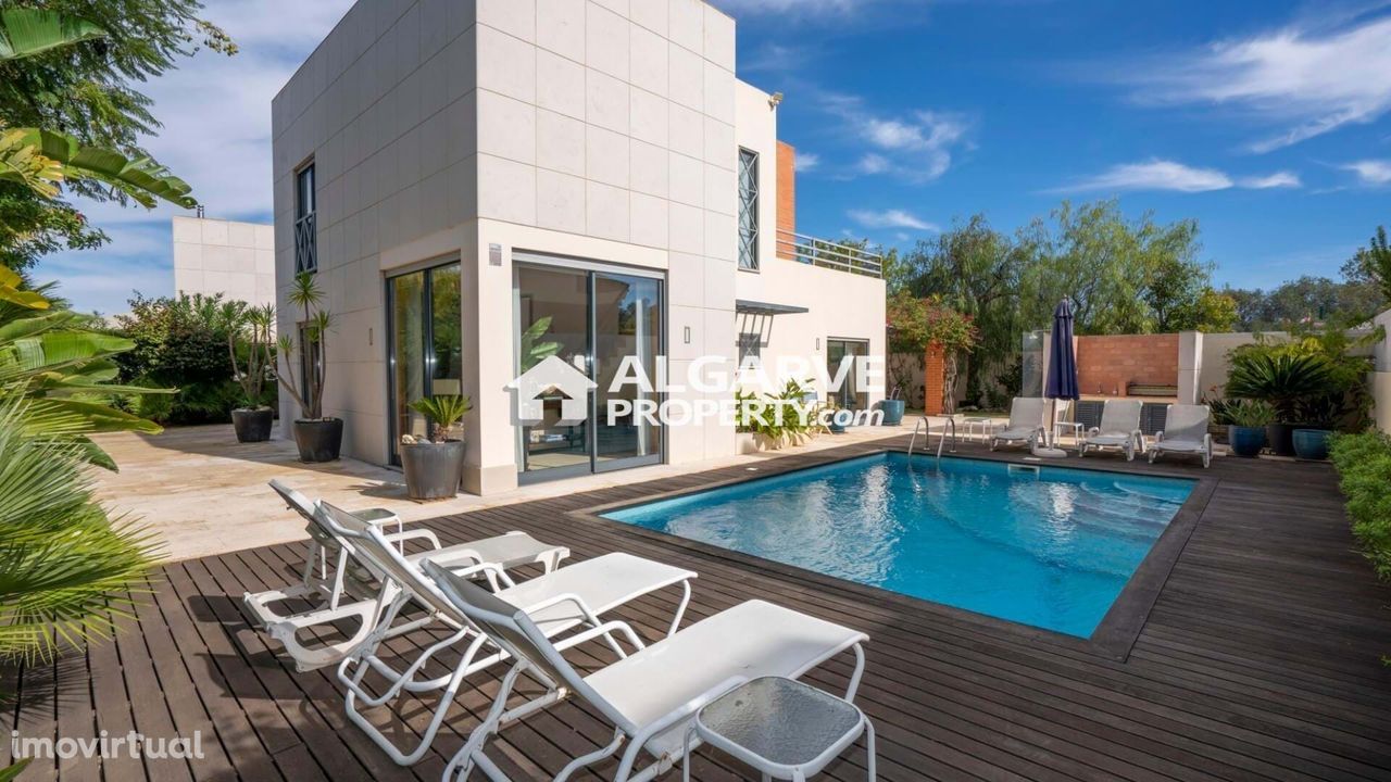 Moderna casa V4 para venda no centro de Albufeira, Algarve