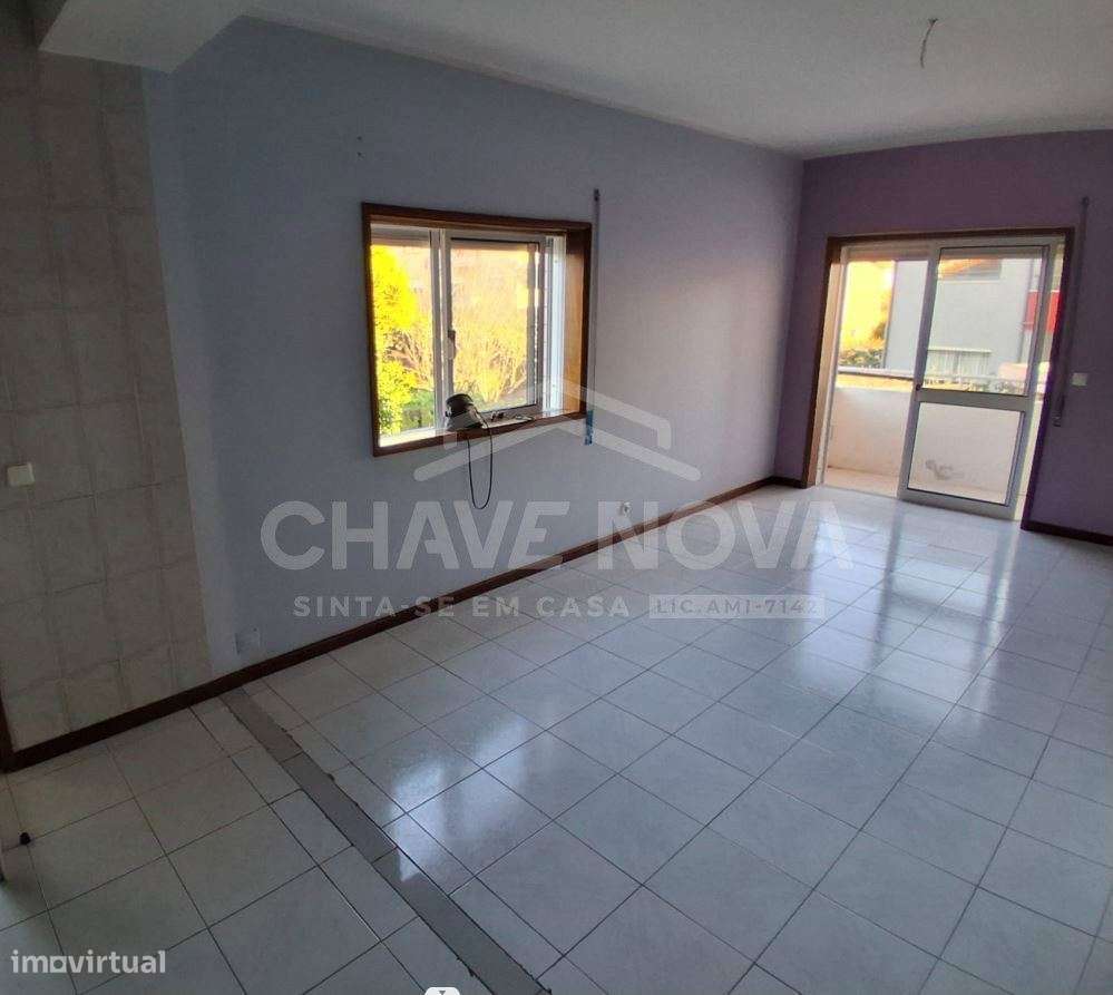 Apartamento T2 com varanda e garagem em Rio Tinto-1