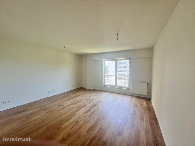 Venda de Apartamento T3 com garagem ao Campo Alegre-2