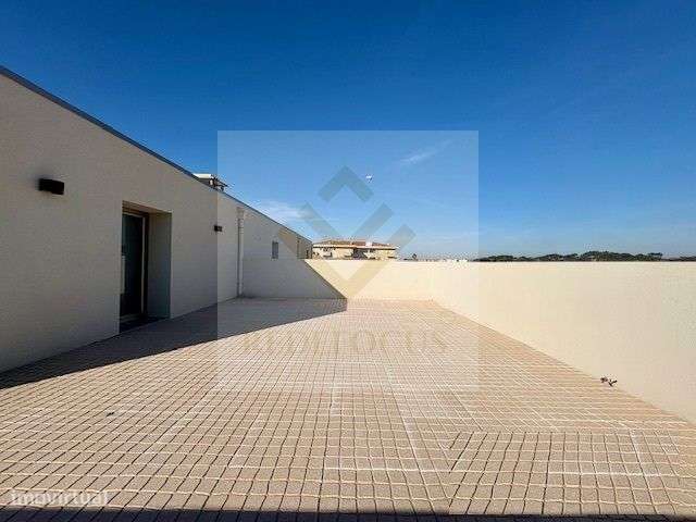 Moradia T4 de Luxo com Piscina e Jardim em Esmoriz-46