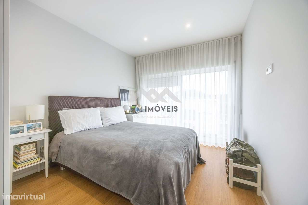 Andar Moradia T2 | Renovado | Varandas | 3 Frentes | Garagem 65m²-11