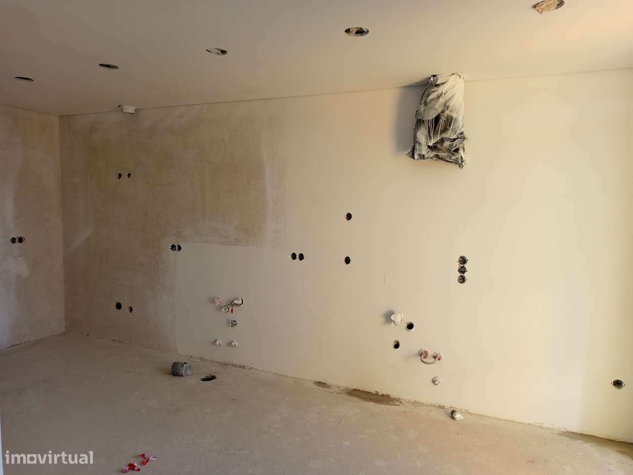 Apartamento T1 com varanda e garagem em Rio Tinto - Grande imagem: 2/16