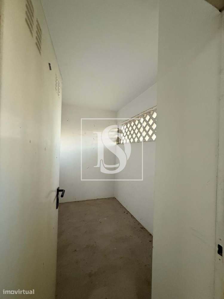 Excelente Oportunidade no Centro de Santarém – Espaço Coberto com 7 Lu-13