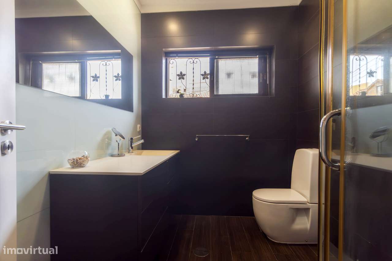 T2 Remodelado com Elegância no Coração de S João da Madeira-16