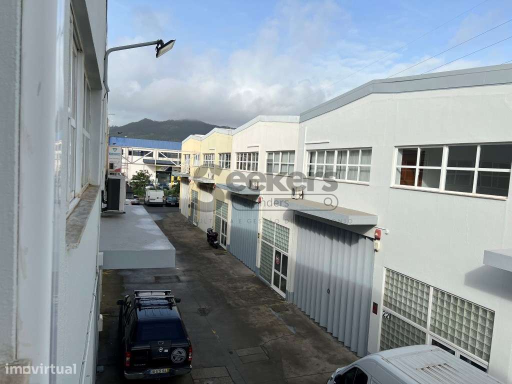 Armazém e escritório na Beloura, Sintra com 360 m2-9