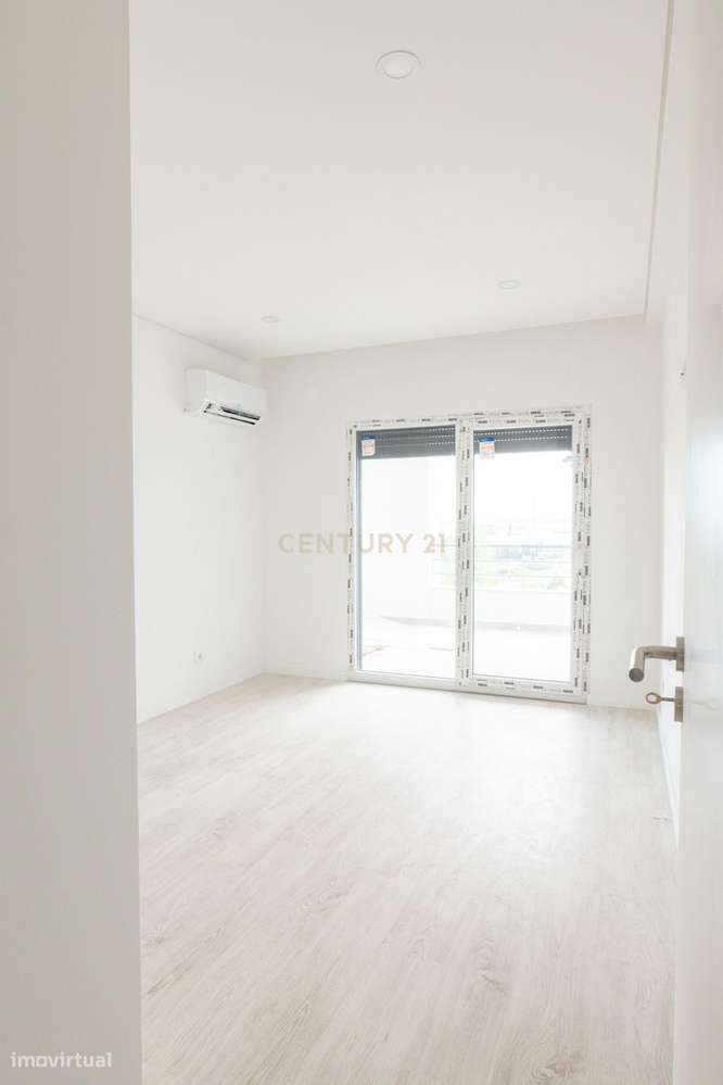 T2 e T3 COM TERRAÇOS, CHURRASQUEIRA  E JARDIM EM CONDOMINIO PRIVADO-21