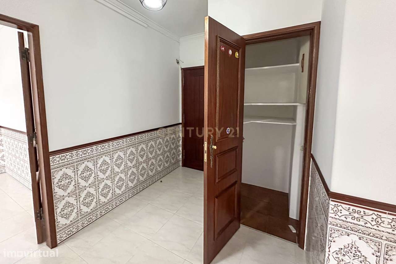 Apartamento T2 com Vista Panorâmica em Amora, Seixal-21