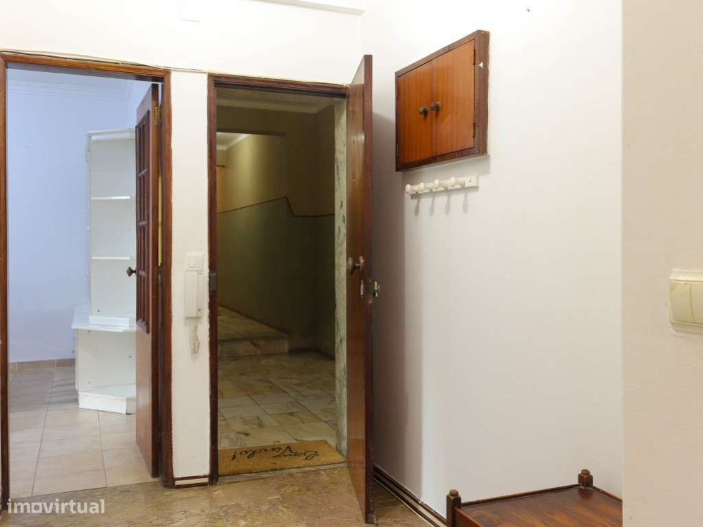Apartamento T2 no Centro de Faro Ideal para renovar-3