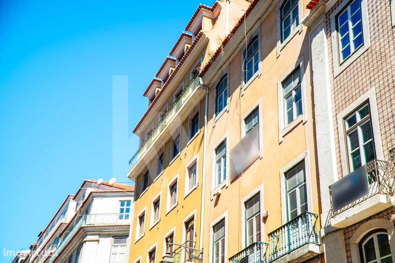 Prédio usado em propriedade horizontal com 6 frações em plena Baixa Li