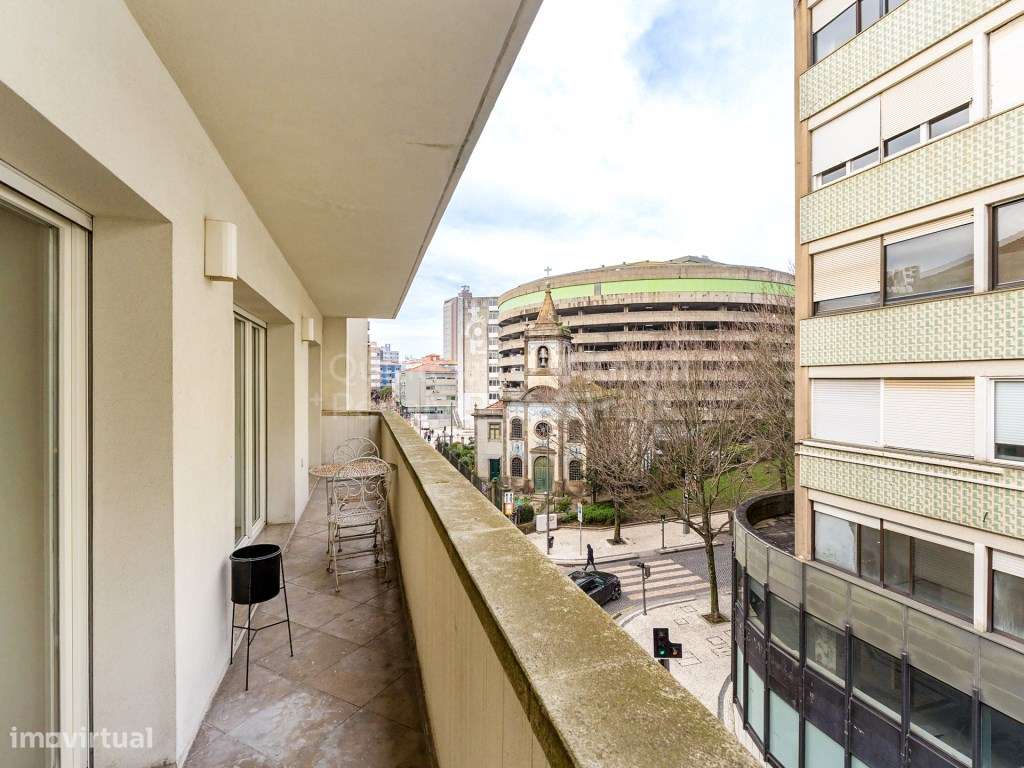 Apartamento T2 mobilado e renovado para arrendar no Porto - Grande imagem: 2/24