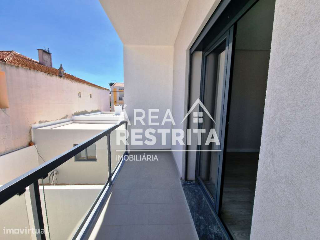 MORADIA T3 GEMINADA COM GARAGEM E TERRAÇO SUPERIOR NA QUINTA DO CONDE-20