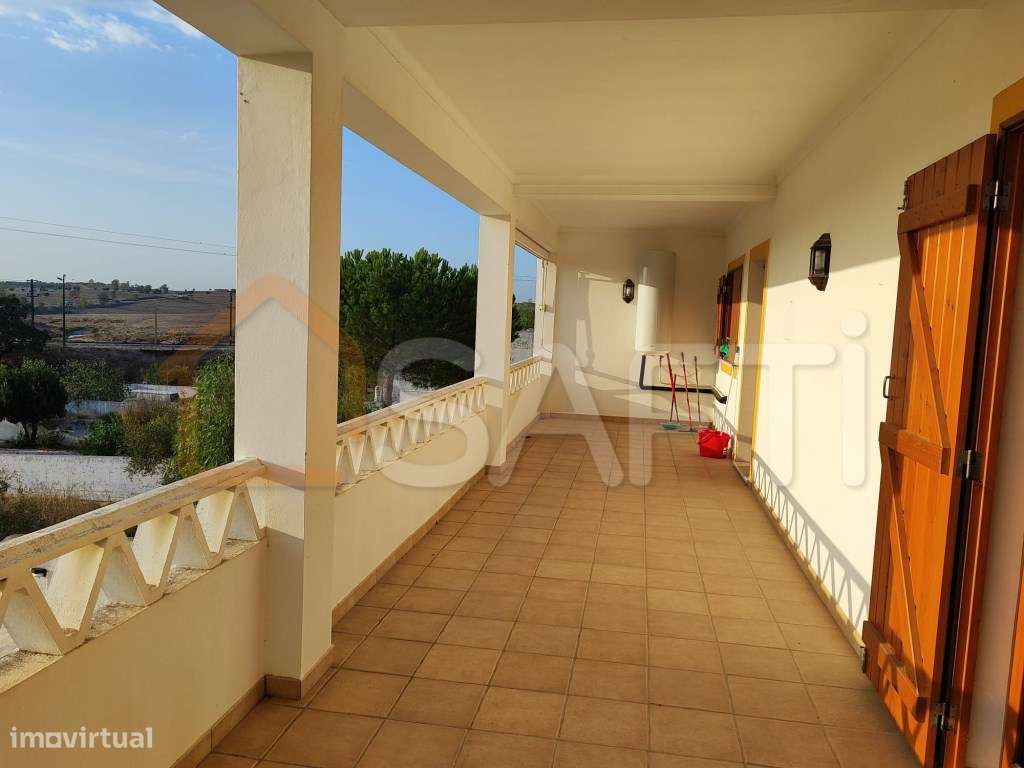 Moradia inserida num terreno com 1100m2 - Grande imagem: 4/19