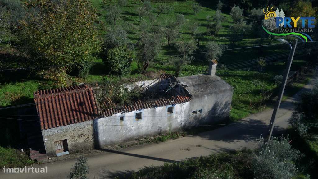 Propriedade composta por uma habitação para reconstrução - Grande imagem: 4/13