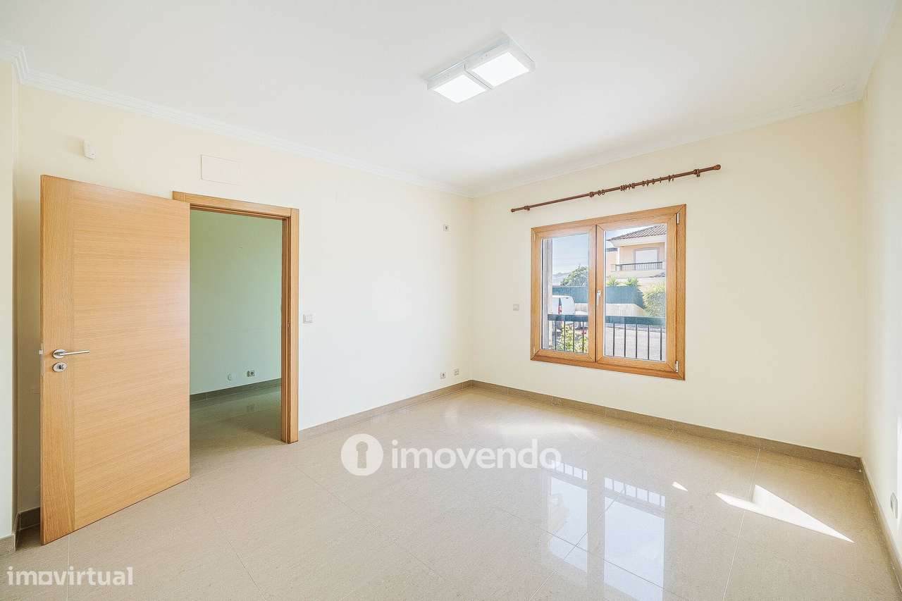Moradia T4, com condomínio com piscina, em Almargem do Bispo-32