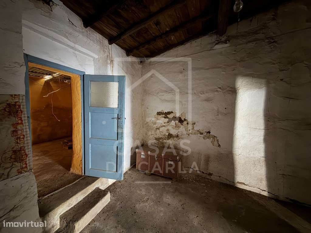 Moradia T1+1 com quintal para remodelação em Vila Ruiva-19