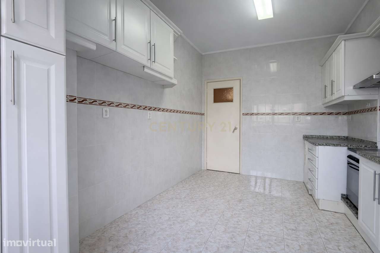 Apartamento T2 com Marquise e Excelente Potencial | Damaia de Cima – A - Grande imagem: 3/34