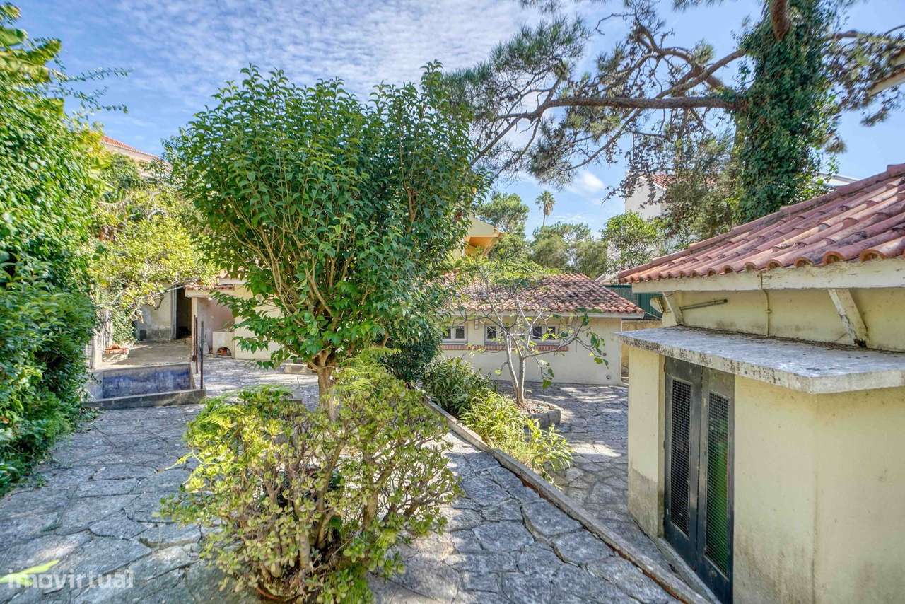 Moradia para recuperar no centro do Estoril, com piscina e vista mar-8