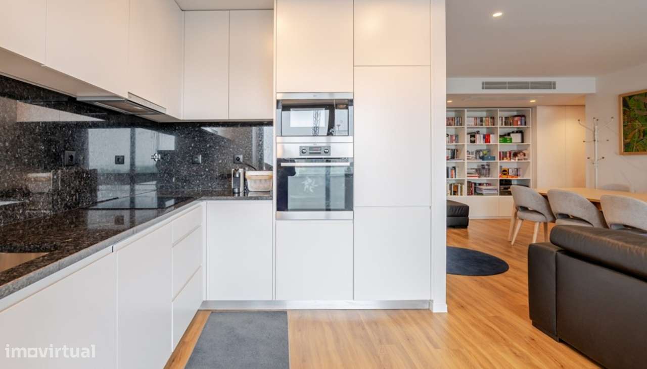 Apartamento T3 com varanda e vistas desafogadas em Leça da Palmeira-1