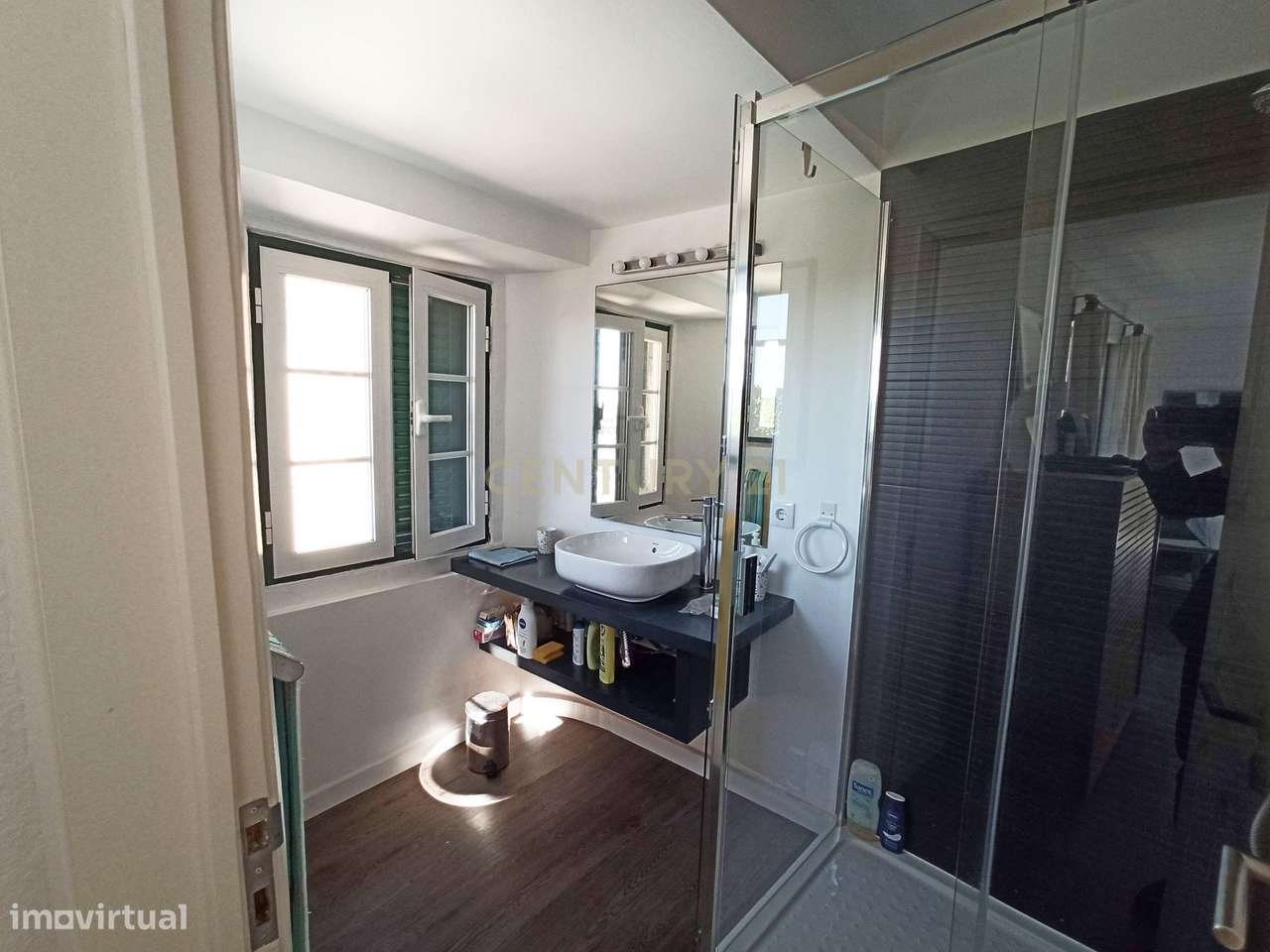 Apartamento com terraço e vista junto ao jardim do Torel-17