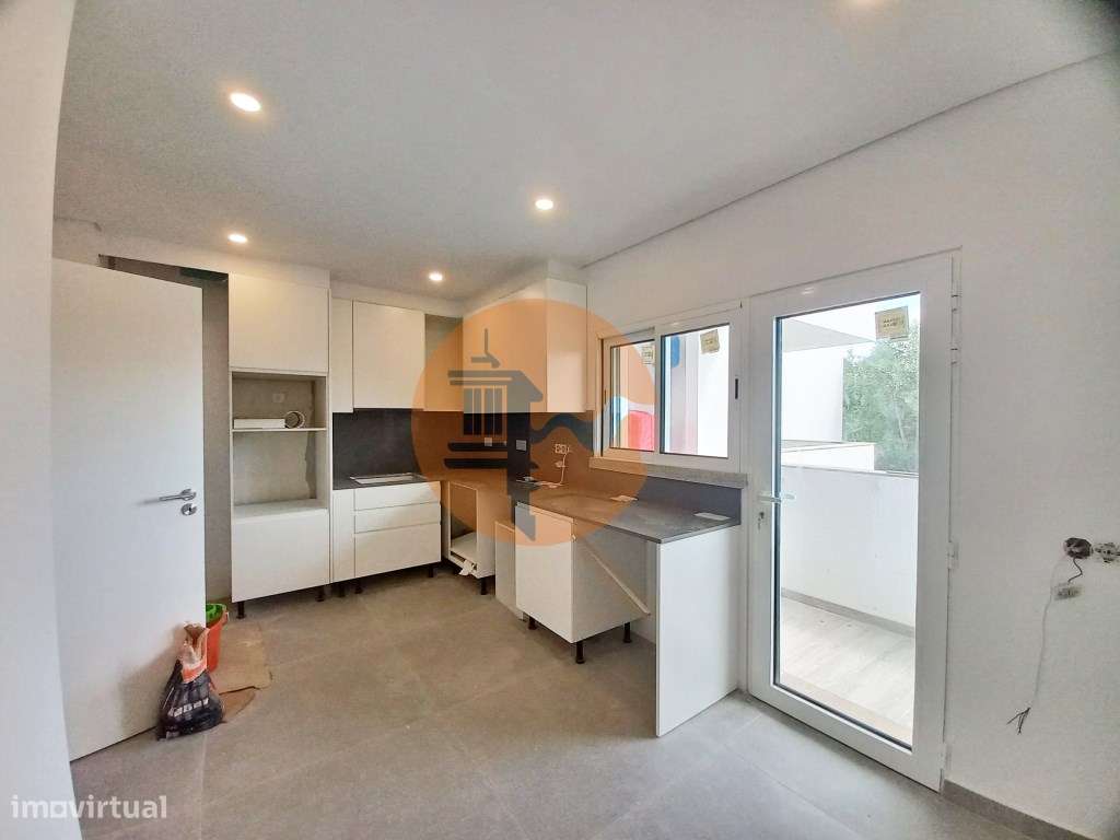 Excelente apartamento T2 Duplex com área total de 179m2, garagem e ... - Grande imagem: 3/56