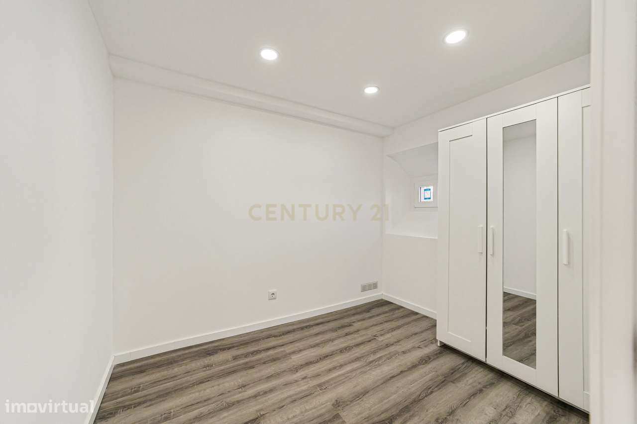 Prédio Totalmente Renovado com 2 apartamentos T1 e espaço exterior no-15