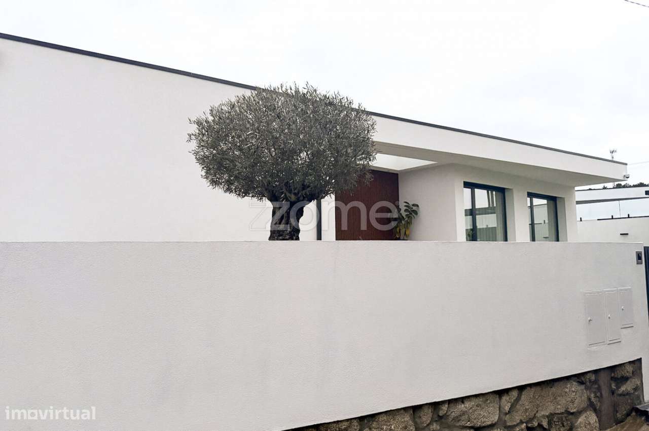 Moradia Térrea Semi- nova com piscina-32