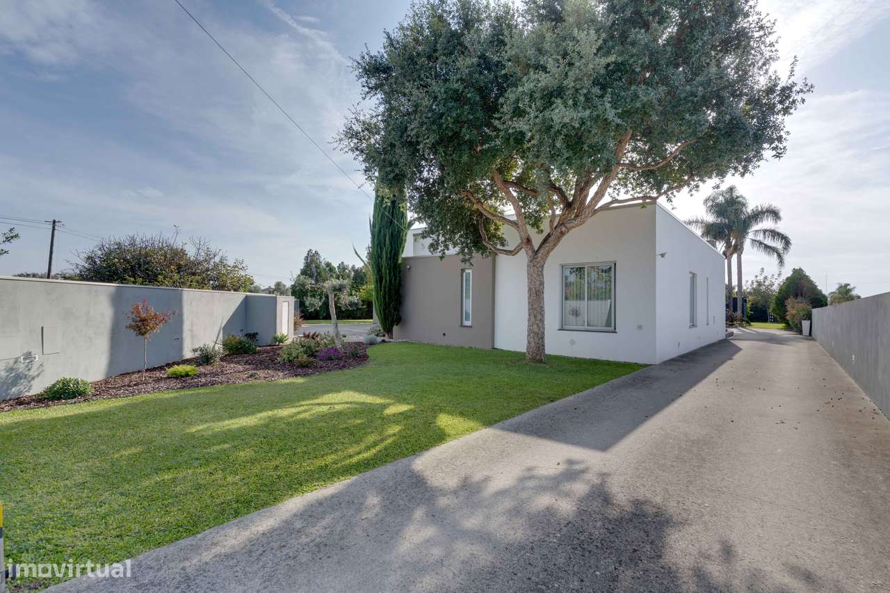 Elegância e Privacidade na Moradia dos Seus Sonhos-51