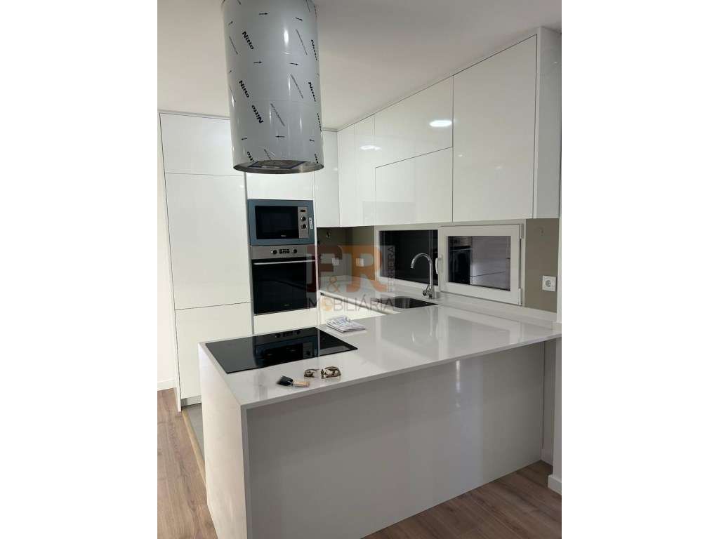 Semi-Nova Geminada Duplex T3 com Piscina Fernão Ferro-52