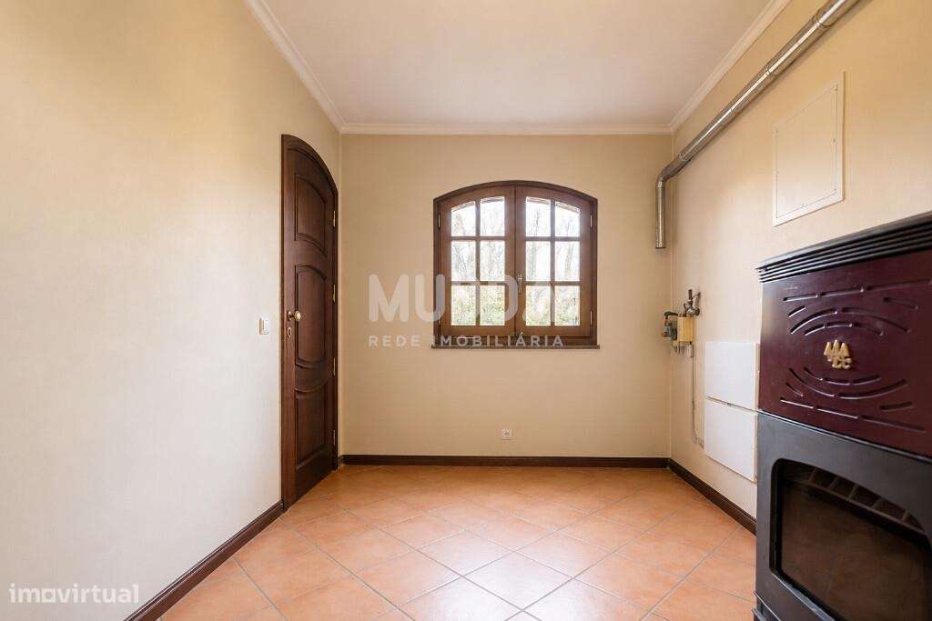 Oportunidade em Azurva – Moradia Isolada com Grande Terreno!-12