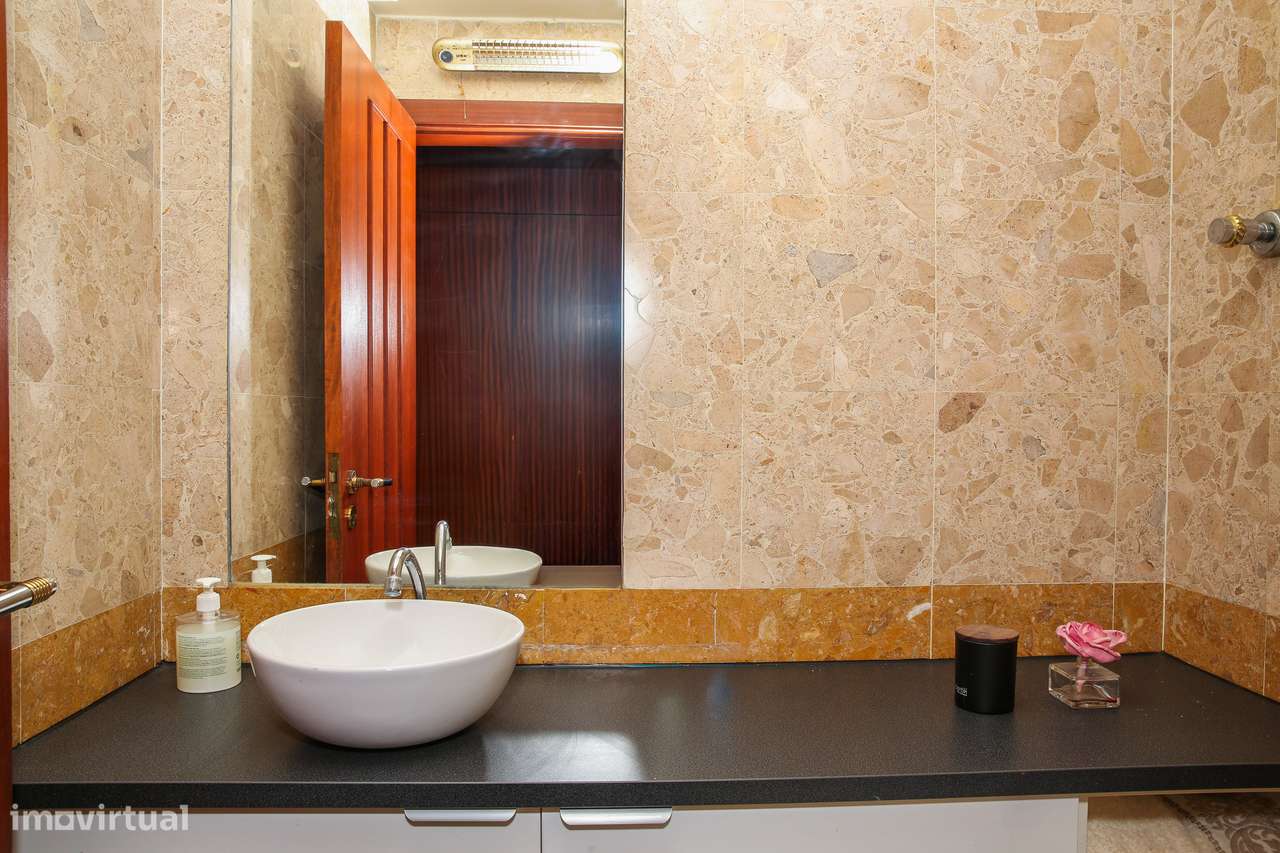 Apart. T3 Duplex c/4 casas de banho, varanda e vista Rio Tejo.-45