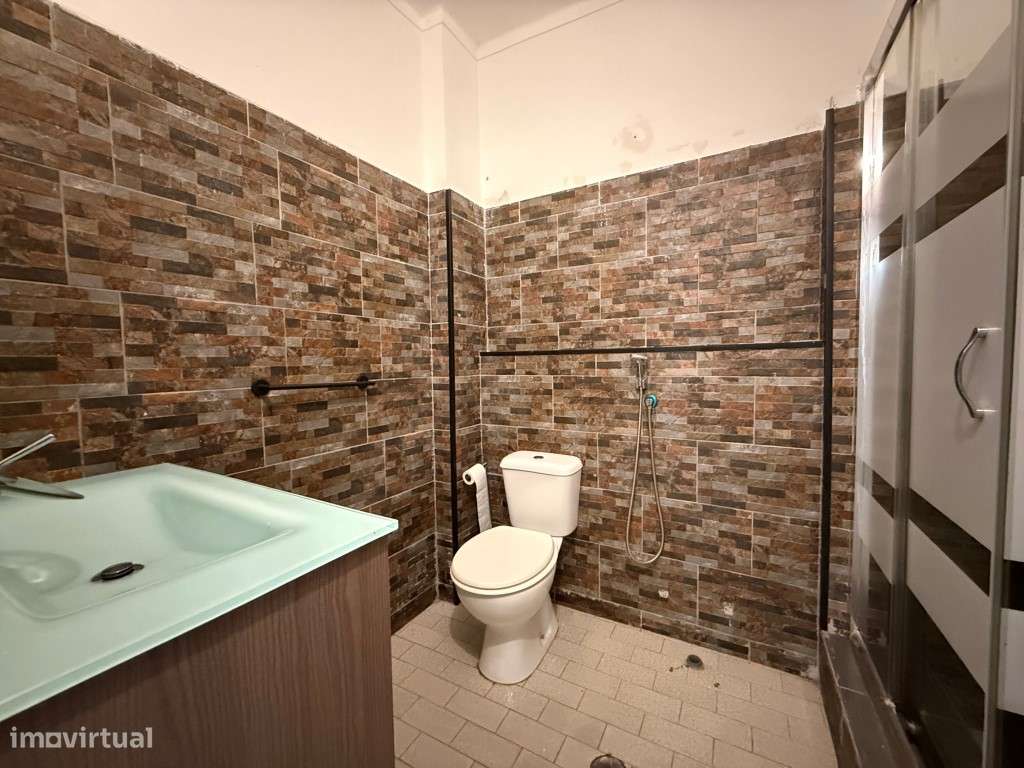 Apartamento T2 no Centro de Faro Ideal para renovar-10
