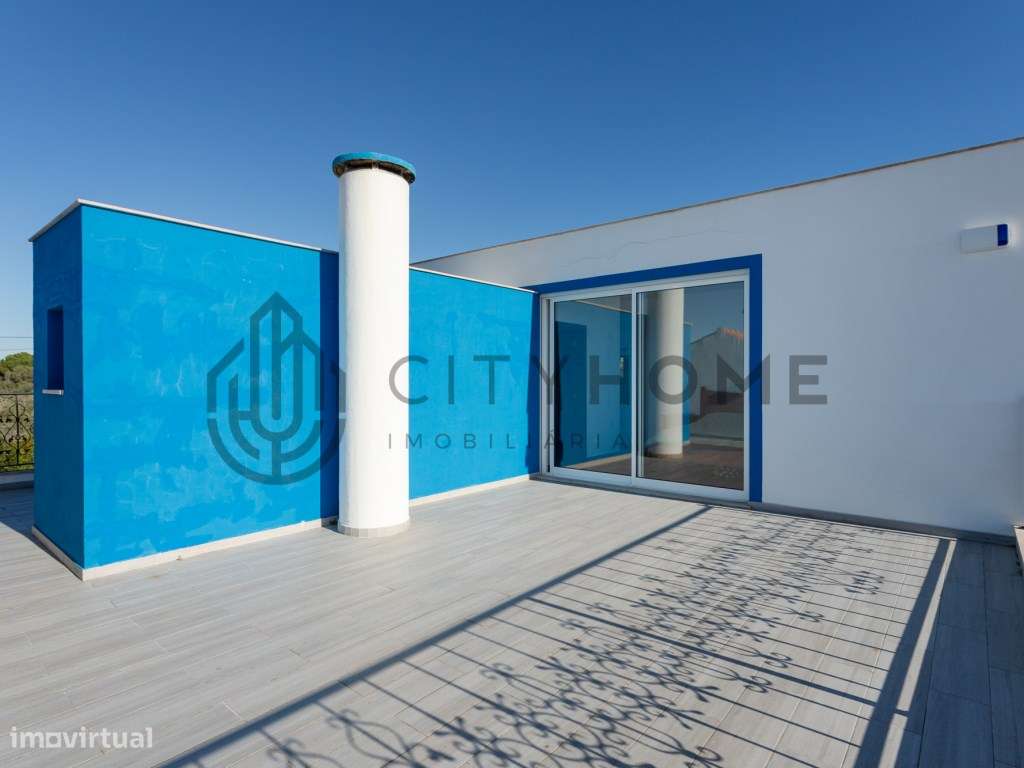 Moradia T4 com piscina infinita em terreno amplo em Silves-16