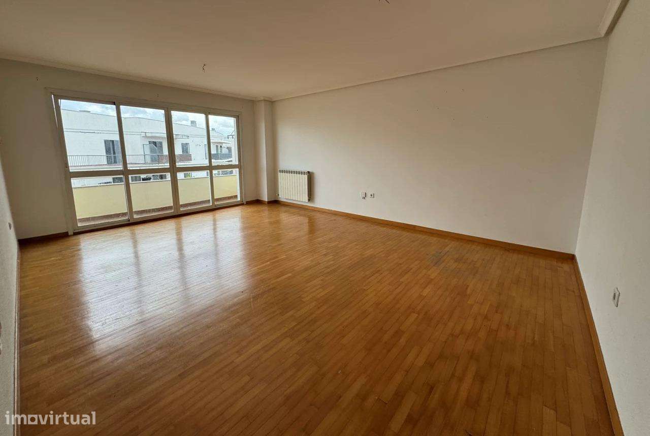 Espaçoso T3 com 106 m2 e Estacionamento – Zona Residencial - Grande imagem: 3/23