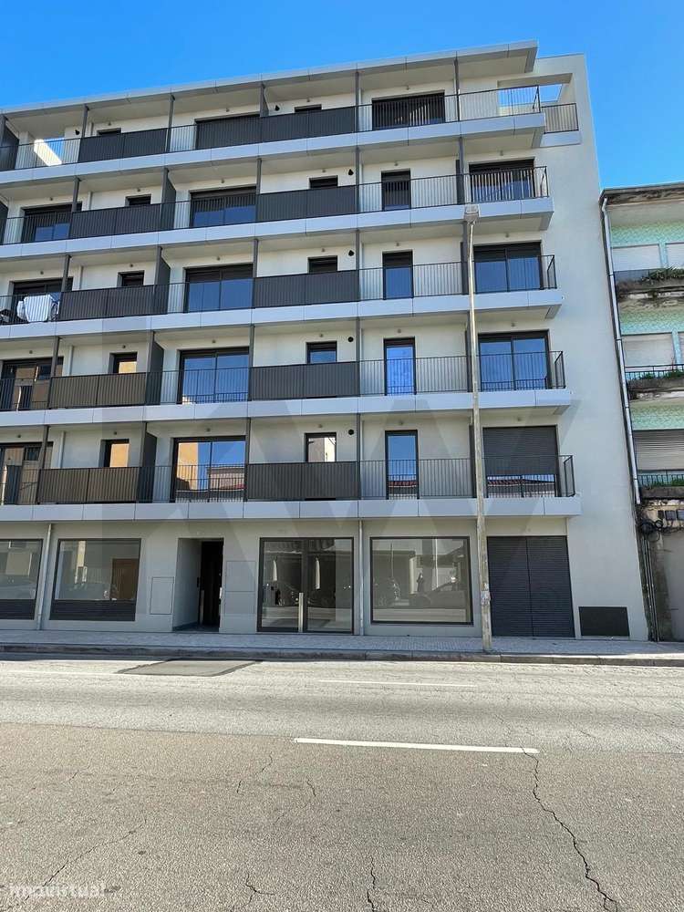 Loja Premium (Estreia) | Montra de 6m | Junto à USF Covelo – Porto - Grande imagem: 2/8